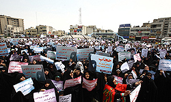 بانوان نکایی در حمایت از حجاب راهپیمایی می‌کنند